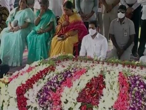 Andhra CM pays tributes to father YS Rajasekhara Reddy on his death ...