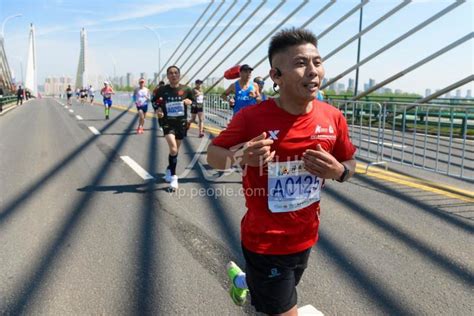 江苏：2021淮安西游乐园淮安马拉松开跑-人民图片网