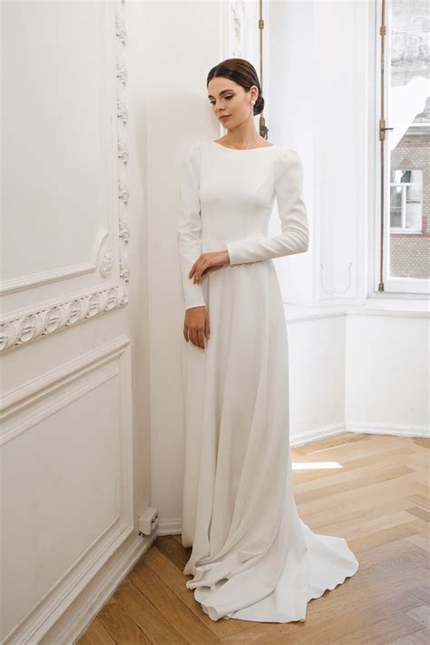 Elegant crepe wedding dress with long sleeves