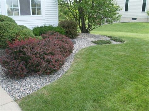 How to Mulch Beds 的图像结果