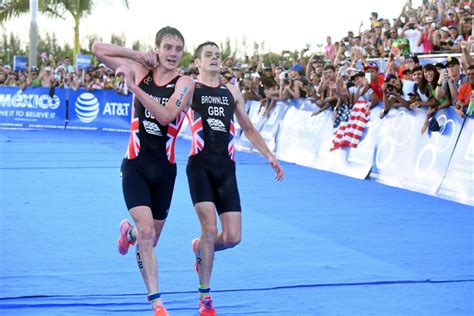 This Triathlete Helped His Brother Cross The Line Just So That He Could ...