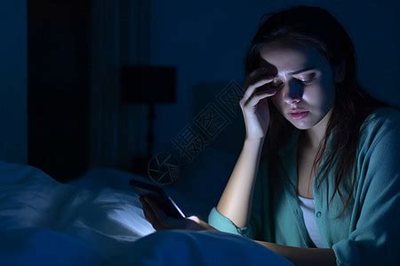 年轻男士深夜躺在床上玩手机高清图片下载-正版图片501687443-摄图网