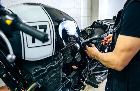 在车间修理定制摩托车机械修理定制摩托车高清图片下载-正版图片303404402-摄图网