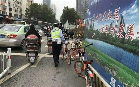 共享单车乱停乱放 郑州交警“兼职”单车搬运工_大豫网_腾讯网