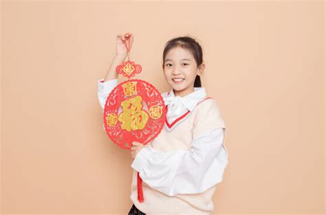 手持福字的中国小女孩,春节,节日摄影,摄影,汇图网www.huitu.com