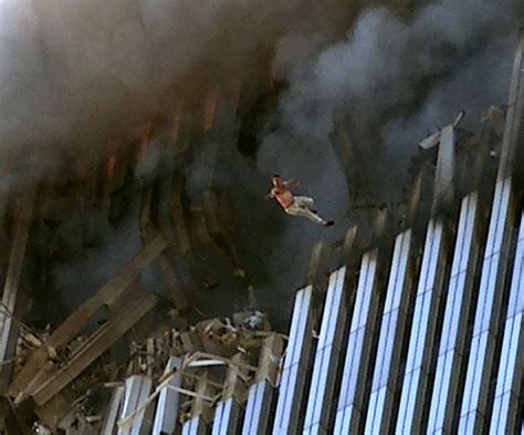 911美国纽约世贸中心倒塌后 第一时间冲进现场的消防员 伤亡惨重|消防员|世贸中心|双子塔_新浪新闻