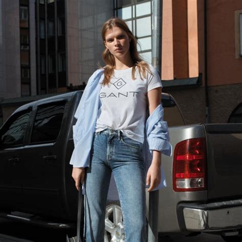 6 Ways To Style Oversized Sweaters – Iconic India