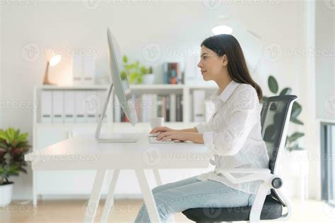 Woman Using Computer 的图像结果