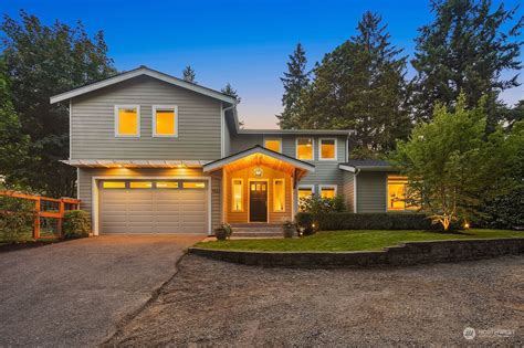 Home for sale in Kirkland: 9511 117th Place NE, Kirkland, WA 98033