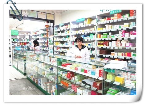 药店里的药剂师图片-药店里整理药物的男人素材-高清图片-摄影照片-寻图免费打包下载