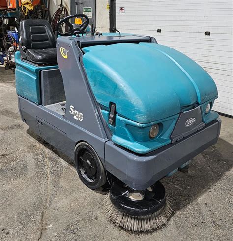 2017 Tennant S20 Ride-On Floor Sweeper Unit with 50" working width ...