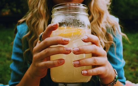 Download wallpaper 3840x2400 drink, can, drops, hands 4k ultra hd 16:10 ...