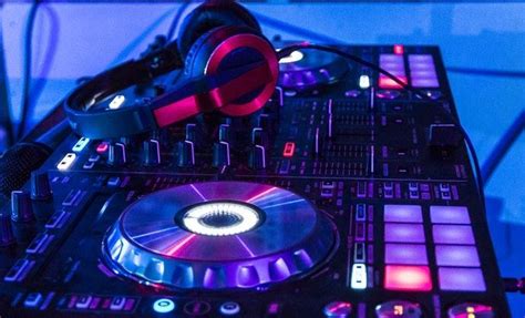 What to Look for in a DJ. - DJ & PhotoBooth Services Article By 1-800 ...