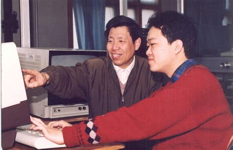 1987级无线电系无72班鲁凡与导师-清华校友总会