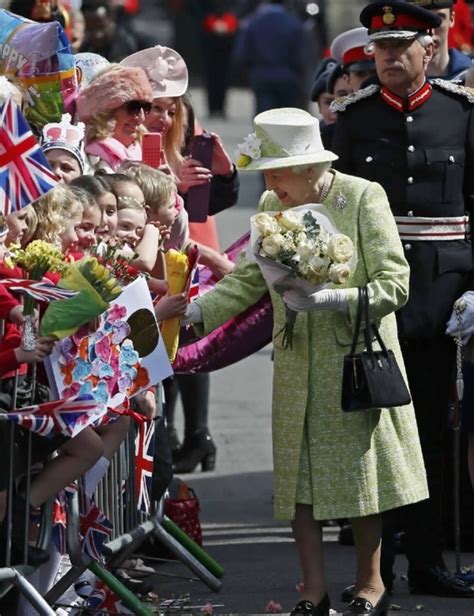 震惊！英国女王也是工薪阶层 英国女王工资多少？