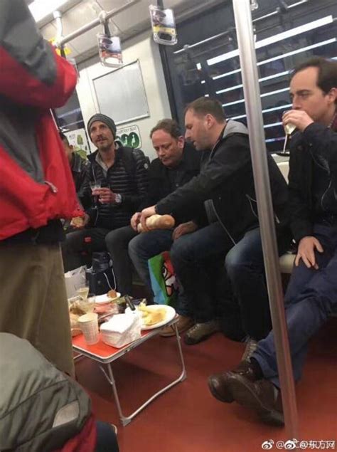外国人上海地铁摆桌吃喝 地铁：尚无具体处罚规定_手机凤凰网