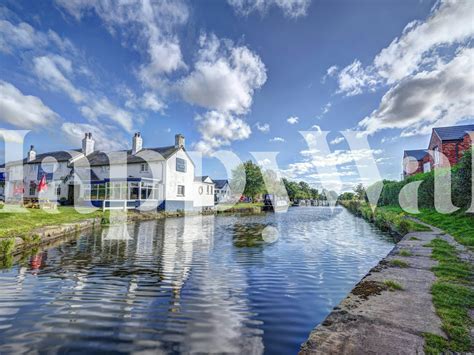 Canalside Dining in Southport wallpaper wallpaper | Happywall