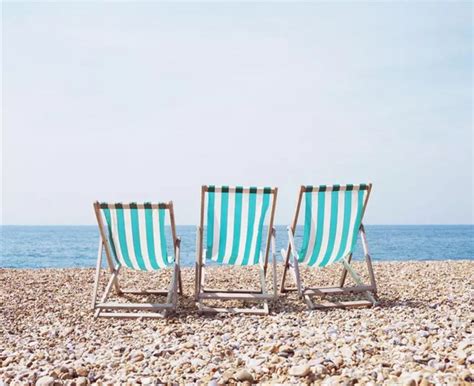沙滩椅与海边遮阳伞背景图片免费下载 - 觅知网