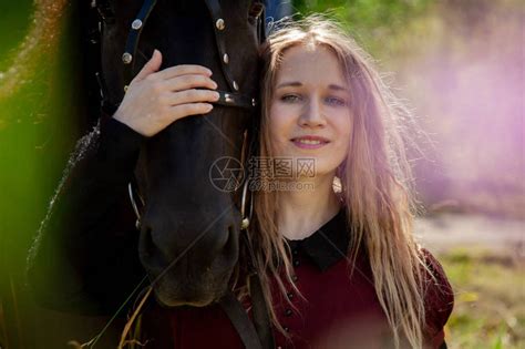 美丽的caucasian年轻女孩与马一起散步高清图片下载-正版图片506223627-摄图网