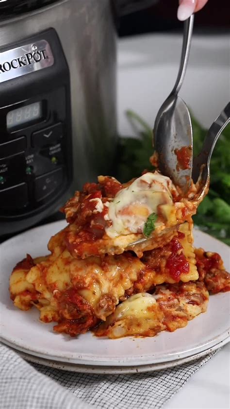 Slow Cooker Ravioli Lasagna (Easy) | Slow cooker ravioli lasagna, Slow ...