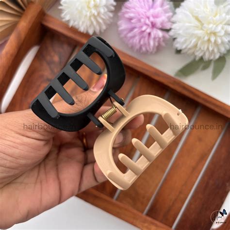 Dual-Colour D-Shape Hair Claw – Medium – Hairbounce.in