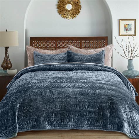 Amazon.com: EVERGRACE 3 Pieces Luxurious Queen Velvet Quilts, Ultra ...