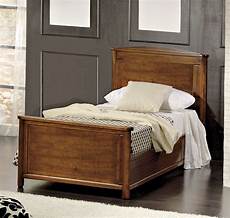 letti singoli in legno letto singolo dallo stile classico con struttura in legno letti singoli in legno letto singolo dallo stile classico con struttura in legno