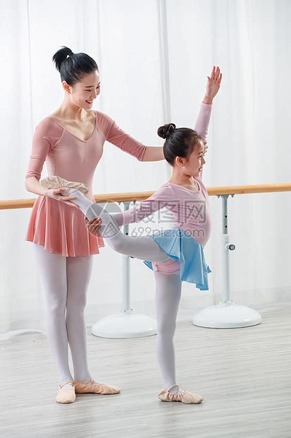 年轻舞蹈老师教小女孩跳舞高清图片下载-正版图片507614408-摄图网