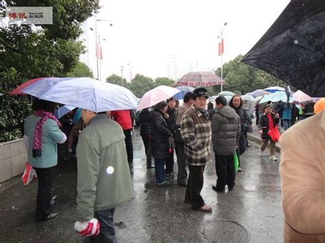 图 今日上海市政府千人冒雨聚会，警察严防访民再打“反动”横幅