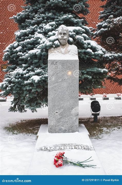 Necropolis at the Kremlin Wall Editorial Photo - Image of chernenko ...