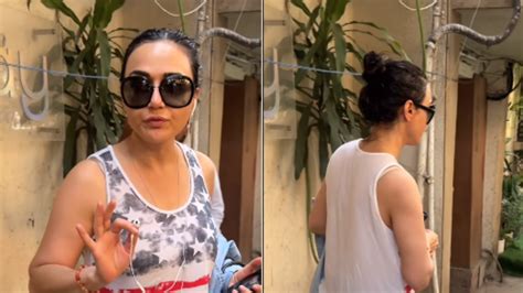 Preity Zinta Overwhelmed By Paps Crowding Her, Asks Them To Maintain ...