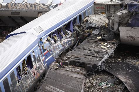 Greece train crash: Death toll keeps rising | AP News
