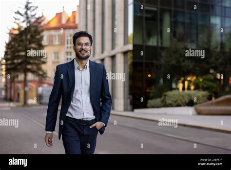 Business Man Walking 的图像结果