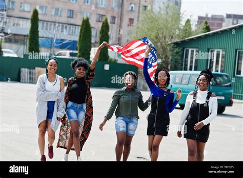 Black People Walking Together 的图像结果