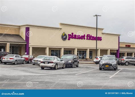 Planet Fitness Building and Parking Lot Editorial Photo - Image of ...