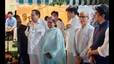 Congress leaders assemble at "Lucky Home" in Bandra to back party ...
