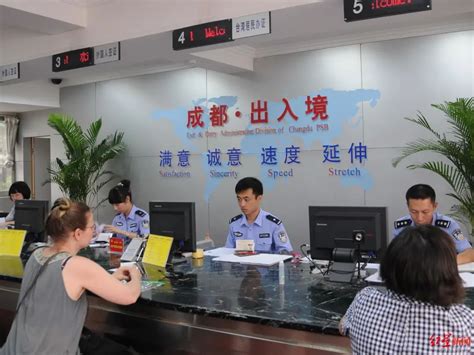 电子护照加芯首日 成都首个申领人10分钟办完(组图)-搜狐新闻