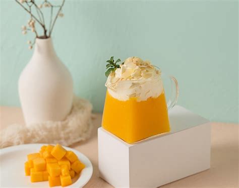 Summer milk tea fruit tea beverage | Premium Photo