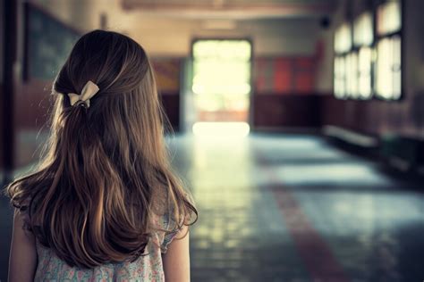Vue de l'enfant qui souffre d'intimidation à l'école | Image générée à ...