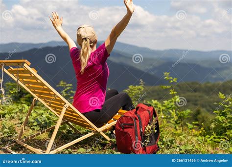 Adventure Travel Girl 的图像结果