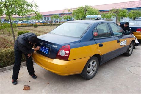 北京一出租车公司遭百余人打砸_图片频道_财新网
