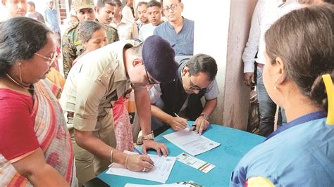 Duare Sarkar: Malda DM, SP fill up widow’s form for various social schemes