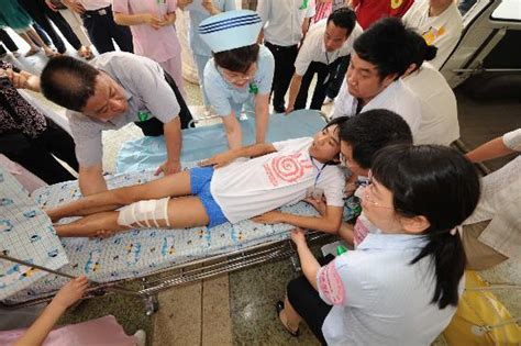 图文：医护人员将受伤儿童从救护车转移至担架_新闻中心_新浪网
