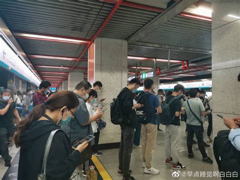 地铁4号线上行一列车短时故障，采取清客措施，现已逐步恢复_北京日报APP新闻