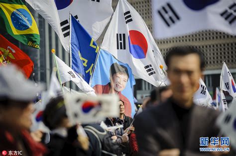 朴槿惠支持者举行大规模集会 挥舞韩美国旗（组图）_新闻_哈尔滨网络广播电视