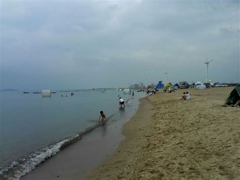 【携程攻略】景点,沙滩的沙子很扎脚，光脚还是需要勇气！海水很浑浊，不过风平浪静适合…
