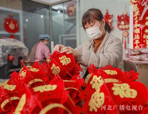 唐山遵化：迎新饰品加工忙