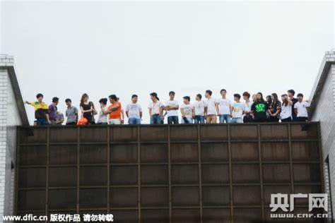 浙江嘉善28人为讨薪欲集体跳楼 惊动多个部门-搜狐新闻