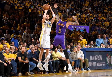 Klay Thompson puts on show as Warriors rip Lakers in Game 2