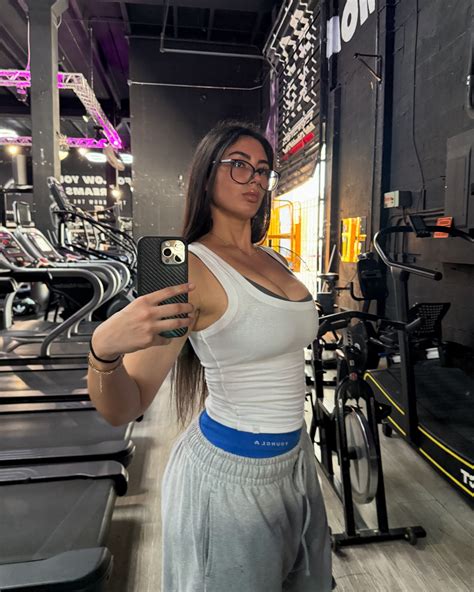 VANESSA LEGROW | 1 HOUR AWAY ⏱️ - insane @youngla drop at 3pm EST ...